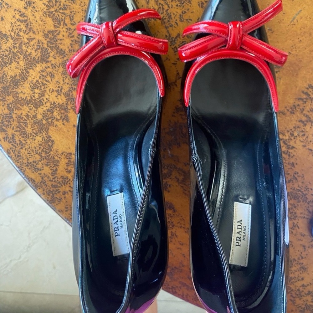 Gorgeous Prada Women's Glossy Black Heels with Red Bow. - Picture 2 of 6